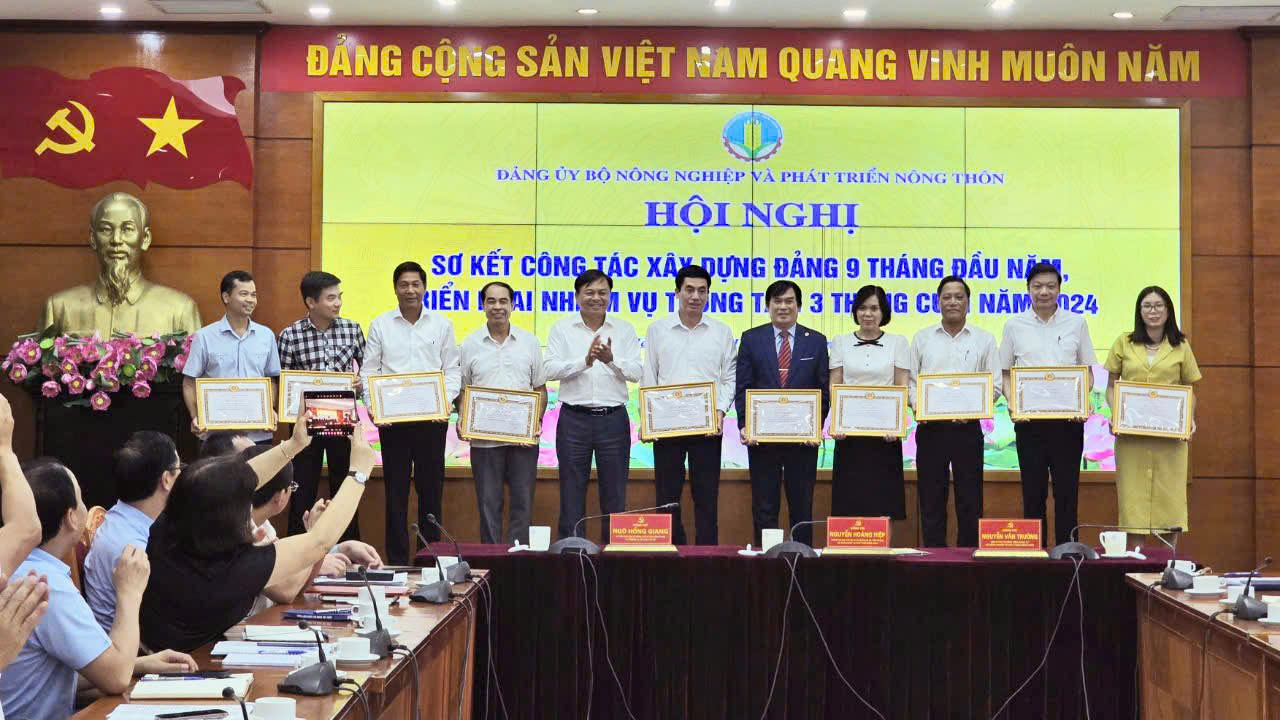 28 đảng viên đạt danh hiệu hoàn thành xuất sắc nhiệm vụ 5 năm liền 2019-2023