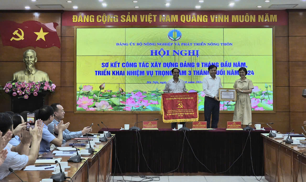 Đảng bộ Ban Quản lý Trung ương Các dự án Thủy lợi nhận cờ và Chi bộ Cơ quan Đảng ủy Bộ nhận bằng khen đạt 'Hoàn thành xuất sắc nhiệm vụ' tiêu biểu 5 năm liền 2019-2023.