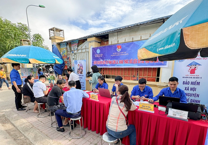 Members of the Sop Cop District Government’s Youth Union are actively advising and assisting local people in accessing social and health insurance, as well as installing the VssID application. Photo: Xuan Truong.