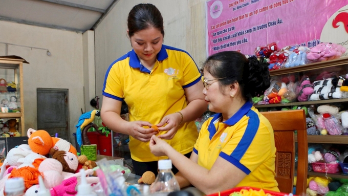 Chị Thùy Linh đang hướng dẫn người thợ một số thao tác khi hoàn thiện sản phẩm. Ảnh: Thanh Phương.