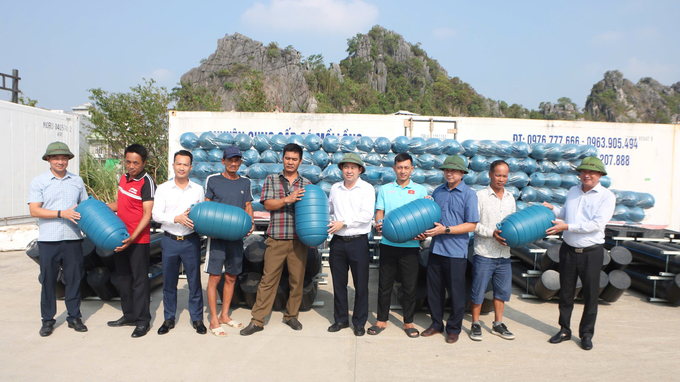 Presenting buoys and HDPE boats to fishermen in Van Don district. Photo: Nguyen Thanh.