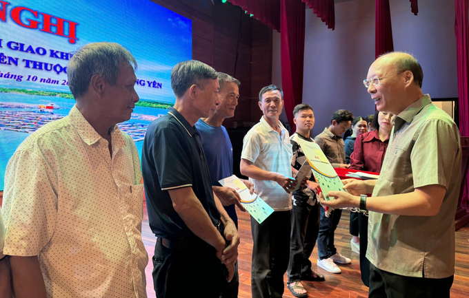 Leaders of Quang Yen town hand over the water surface to marine farming households. Photo: Cuong Vu.