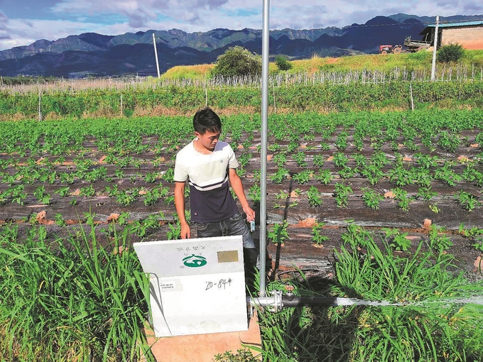 A farmer receives water to irrigate his field after validating his water card.