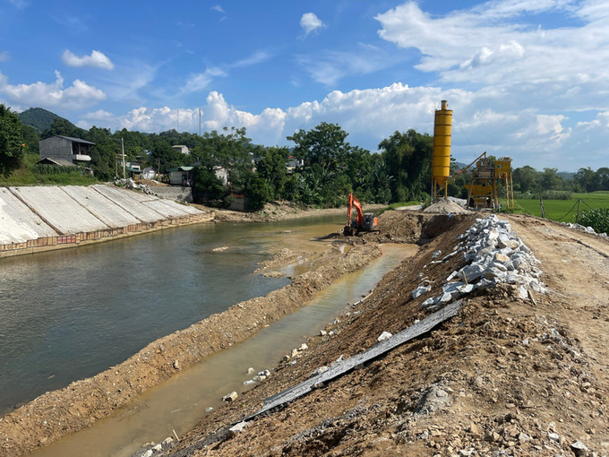 Thi công kè thuộc dự án làm đường mở rộng đô thị thị trấn Phủ Thông (huyện Bạch Thông). Ảnh: Trần Tuyến. 