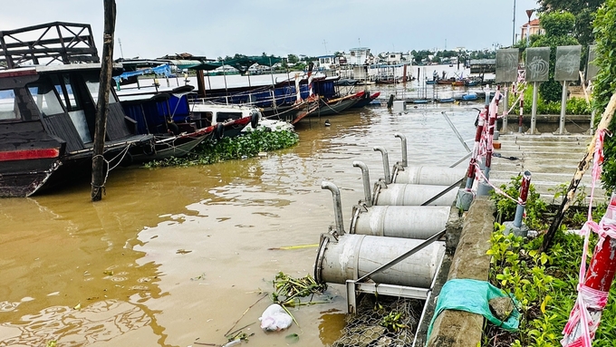 Trường hợp khẩn cấp nước dâng cao, các máy bơm được 'kích hoạt' để đảm bảo tiêu thoát nước kịp thời cho khu vực bến Ninh Kiều. Ảnh: Kim Anh.