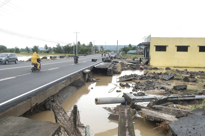 Bão Trà Mi gây hư hỏng hạ tầng giao thông ở tỉnh Albay, Philippines. Ảnh: AP News.