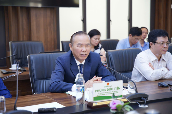 Vice Minister, Mr. Phung Duc Tien hosted a meeting with agricultural counselors and officials from various embassies. Photo: Linh Linh.