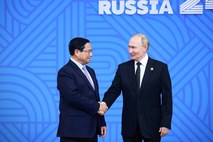 Tổng thống Liên bang Nga Vladimir Putin, Chủ tịch Nhóm BRICS năm 2024 đón Thủ tướng Phạm Minh Chính. Ảnh: VGP.