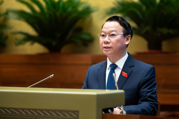 Minister of Natural Resources and Environment Do Duc Duy, presents the proposal. Photo: National Assembly.