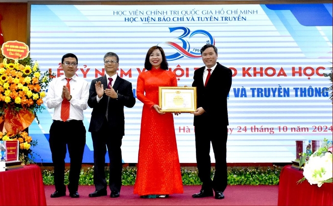 GS.TS Lê Văn Lợi, Phó Giám đốc Học viện Chính trị quốc gia Hồ Chí Minh trao Bằng khen của Giám đốc Học viện Chính trị quốc gia Hồ Chí Minh cho Tạp chí Tạp chí Lý luận chính trị và Truyền thông.