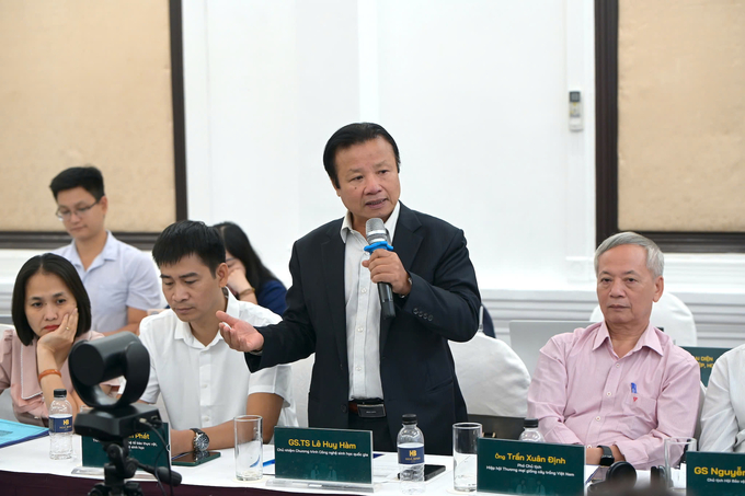 Former Director of the AGI Le Huy Ham speaks at the forum on the application of biotechnology in agriculture. Photo: Tung Dinh.