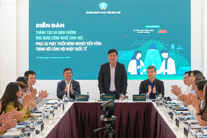 The forum 'Achievements and directions for applying biotechnology to support sustainable agricultural development in the context of international integration' was held on the morning of October 5 in Hanoi. Photo: Tung Dinh.