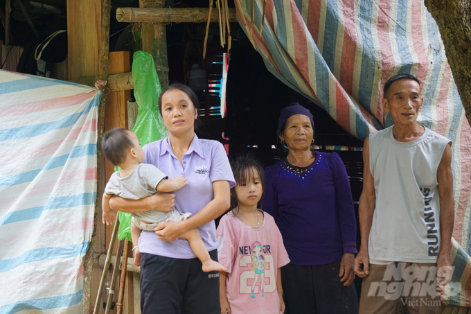 Gia đình ông Lan cùng nhiều hộ dân tại thôn Ấm Hiêu mong muốn có nơi ở mới. Ảnh: Quốc Toản.