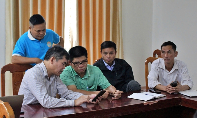 Dr. Hoang Lien Son guides people in using the iTwood system to issue forest production unit codes. Photo: Bao Thang.