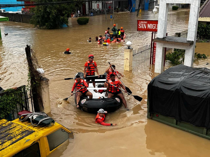 Lực lượng bảo vệ bờ biển Philippines sơ tán người dân sau khi nước lũ dâng cao do bão Trà Mi gây ra ở Camarines Sur, Philippines ngày 24/10. Ảnh: Reuters.