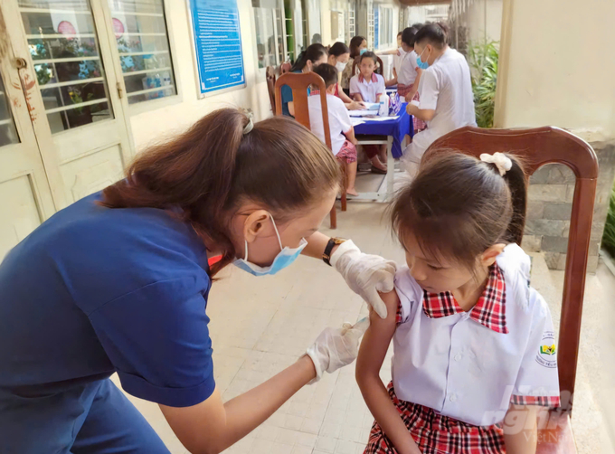 Ngành y tế tỉnh Đồng Nai triển khai chiến dịch tiêm vaccine sởi - rubella tại các trường tiểu học, trạm y tế. Ảnh: HP.