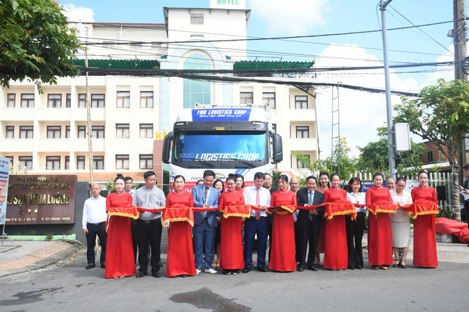 Đại biểu cắt băng khởi hành chuyến xe dừa tươi của Bến Tre xuất khẩu sang Trung Quốc. Ảnh: Cẩm Trúc.