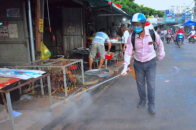 Disinfection and sterilization of poultry breeding, trading and consumption areas are carried out periodically to prevent disease. Photo: Hong Thuy.