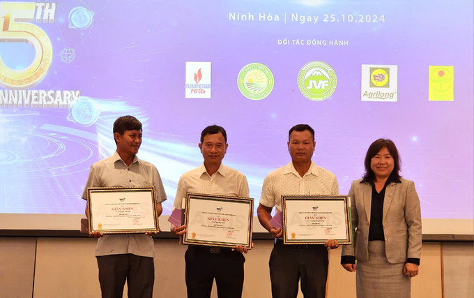 AgriS Ninh Hòa vinh danh khách hàng có sản lượng bán mía cao trong niên vụ 2023 - 2024. Ảnh: KS.