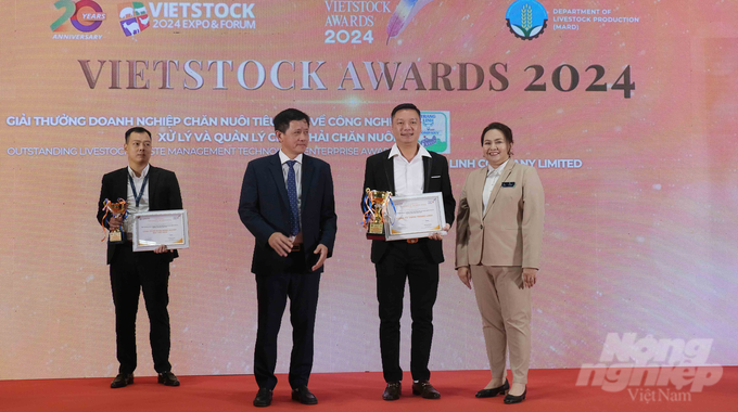 Trang Linh Company was honored at Vietstock Awards 2024 for livestock waste treatment and management. Photo: Le Binh.