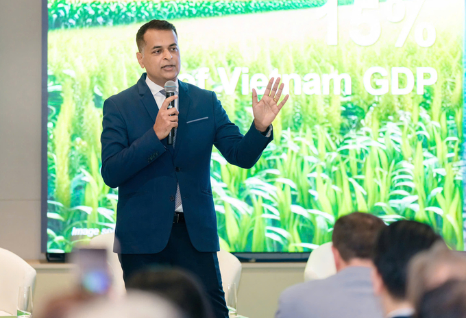 Binu Jacob, Chairman & Managing Director of Nestlé Vietnam, giving a presentation on regenerative agriculture in coffee production.