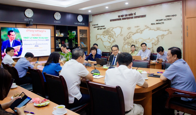 Minister Le Minh Hoan chaired a discussion on enhancing community capacity and promoting farmers' knowledge on October 25 at the MARD. Photo: Duong Phuong.