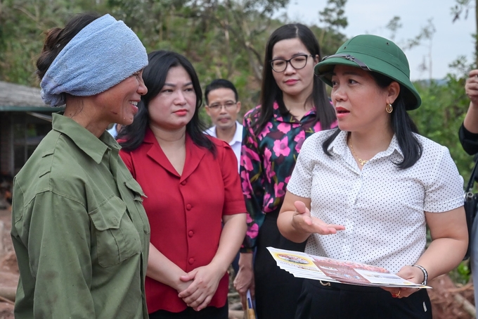 Đội ngũ cán bộ khuyến nông Trung ương và địa phương đồng hành cùng bà con nông dân khôi phục ngành chăn nuôi sau cơn bão số 3. Ảnh: Hoài Thơ.