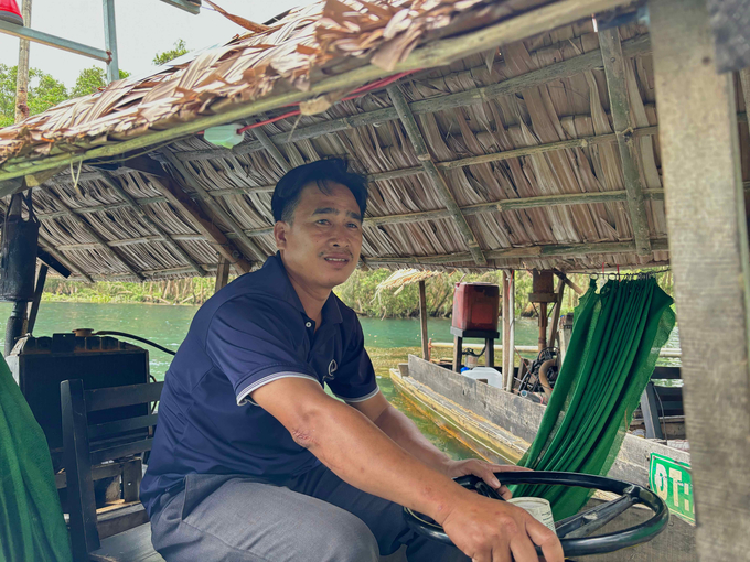 Mr. Vo Van Ngoan took charge of guiding tourists on tours. Photo: Ho Thi Thao.