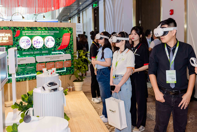 Visitors exploring NESCAFÉ Plan farms and the Nestlé Tri An factory through VR 360 technology.