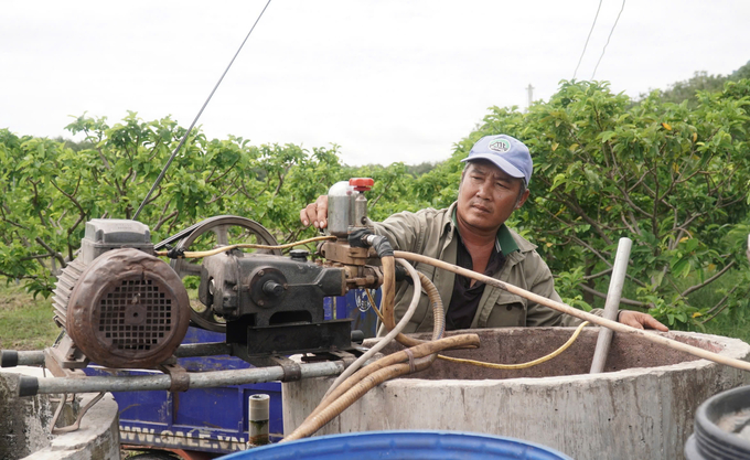 Nông dân Tây Ninh chuẩn bị bơm chế phẩm hữu cơ cho vườn cây ăn trái. Ảnh: Lê Bình.