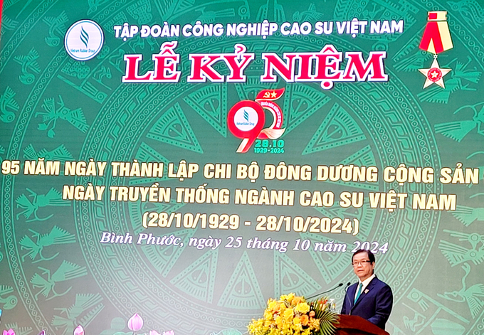 Ông Lê Thanh Hưng - Tổng Giám đốc VRG ôn lại những mốc son là điểm tựa, kết nối hàng chục ngàn trái tim yêu nước của các thế hệ công nhân cao su.