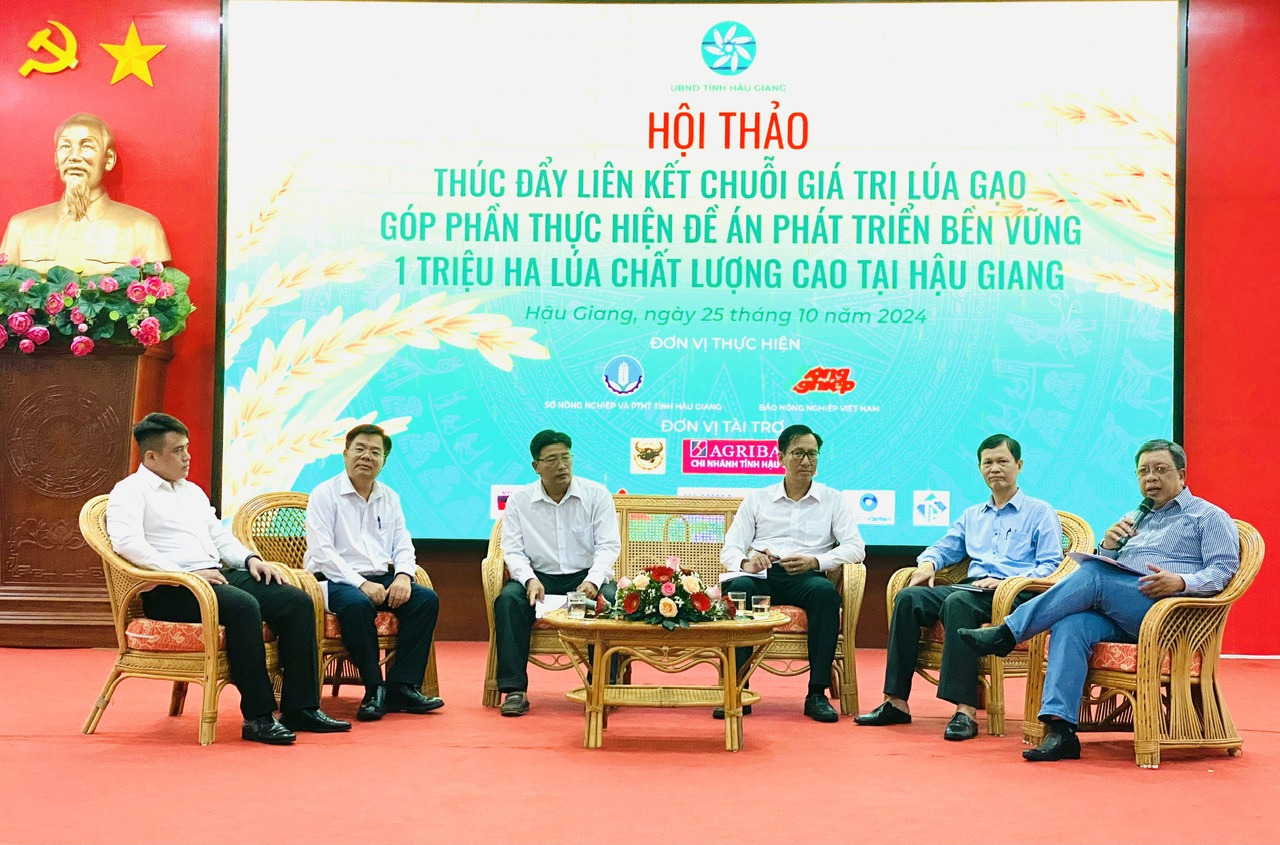 Các đại biểu tham gia tọa đàm tại Hội thảo.