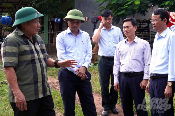 Ha Sy Dong, Permanent Vice Chairman of Quang Tri People's Committee, went to the outbreak areas to direct the prevention work for foot-and-mouth disease outbreaks. Photo: Vo Dung.