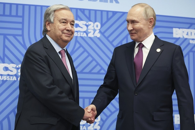 Tổng thư ký Liên hợp quốc Antonio Guterres bắt tay Tổng thống Nga Vladimir Putin tại hội nghị thượng đỉnh BRICS hôm 24/10. Ảnh: AP.