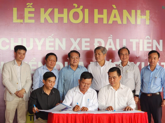 Mr. Pham Van Trong (third from left, back row), Vice Chairman of the People's Committee of Tien Giang Province, observes as units sign the agreement for the transportation of the first three official shipments of fresh coconuts from Tien Giang to China. Photo: Minh Dam.