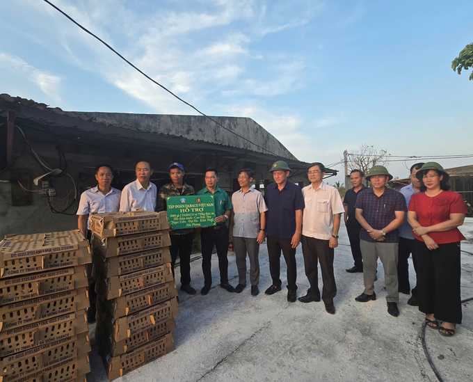 Leaders from the Ministry of Agriculture and Rural Development, the Departments of Livestock Production, Animal Health, and the Directorate of Fisheries, in cooperation with Dabaco Vietnam Group, providing breeding chickens to a household affected by Typhoon No. 3 in Hai Phong City. Photo: Hoai Tho.