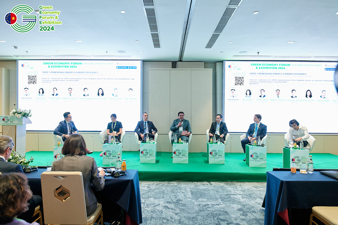 Politicians, experts, and managers also discussed renewable energy and energy efficiency at the event.