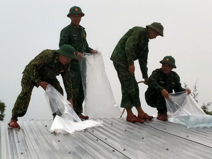 Bộ đội Biên phòng tỉnh Quảng Nam hỗ trợ người dân ứng phó bão số 6. Ảnh: H.A.