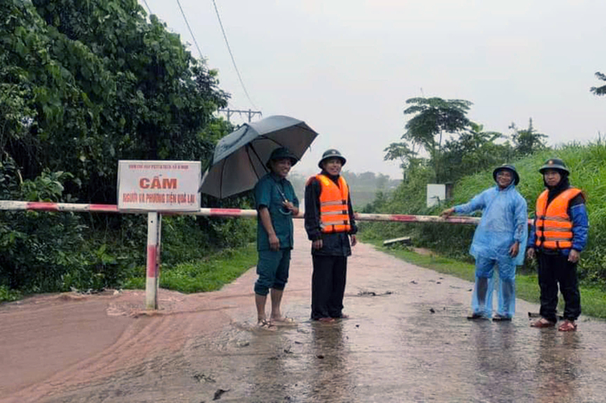 các địa phương đã triển khai lực lượng xung kích, công an, quân sự tổ chức canh gác; lập barie đảm bảo an toàn, không cho người và phương tiện qua lại. Ảnh: TT.