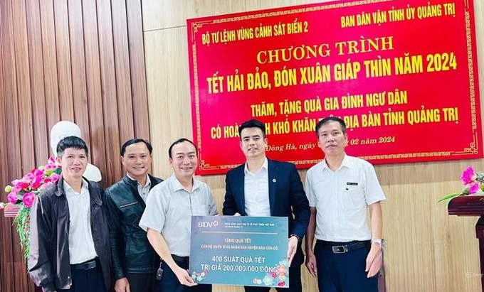 Phó Giám đốc BIDV Chi nhánh Quảng Trị Đỗ Anh Dũng trao bảng tượng trưng 400 suất quà Tết huyện Đảo Cồn Cỏ. Ảnh: LQH.