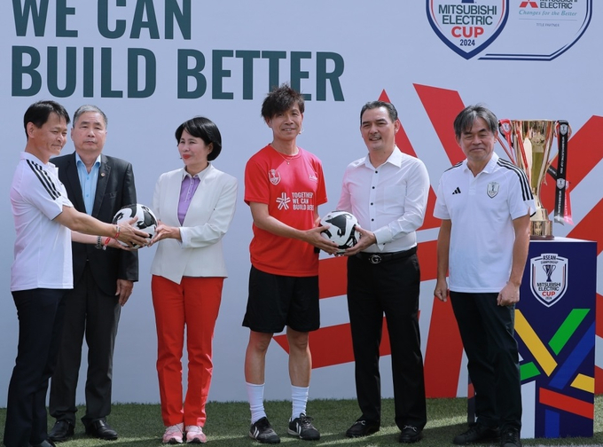 Cúp vàng ASEAN Cup 2024 ra mắt cùng lãnh đạo Liên đoàn bóng đá Việt Nam.