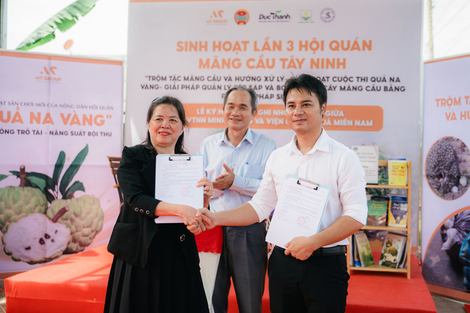 HTX Minh Trung ký thỏa thuận đồng hành hỗ trợ cùng người trồng mãng cầu địa phương. Ảnh: Trần Trung.