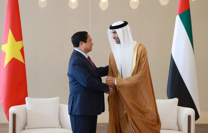 Thủ tướng Phạm Minh Chính và Bộ trưởng, Quốc vụ khanh Thani bin Ahmed Al Zeyoudi có cuộc gặp ngắn tại sân bay. Ảnh: VGP.