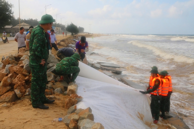 Bộ đội Biên phòng tỉnh Thừa Thiên - Huế tham gia khắc phục sạt lở bờ sông tại bãi tắm Phú Thuận. Ảnh: NB.