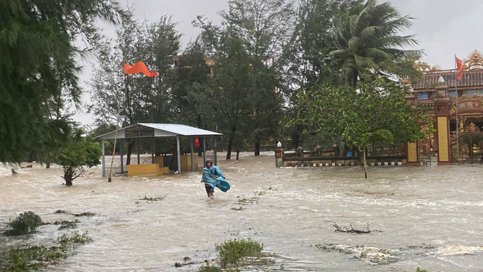 Nước biển tràn vào khu dân cư. Ảnh: VT.