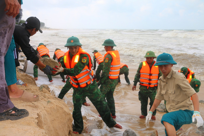 Lực lượng vũ trang phối hợp với chính quyền địa phương triển khai phương án gia cố tạm thời khu vực sạt lở. Ảnh: CĐ.