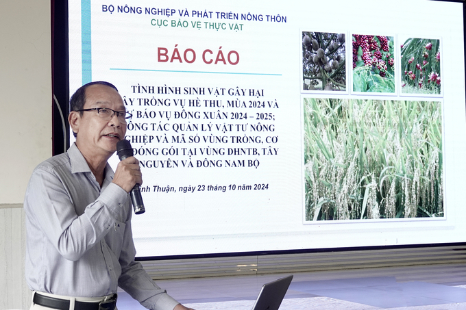 Ông Lê Văn Thiệt, Phó Cục trưởng Cục Bảo vệ thực vật phân tích, dự báo tình hình sinh vật gây hại sản xuất trồng trọt vụ đông xuân 2024 - 2025. Ảnh: KS.