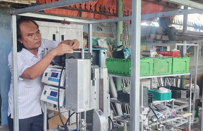 Mr. Pham Thanh Loc is passionate about researching and manufacturing machines and equipment for production. Photo: Nguyen Thuy.