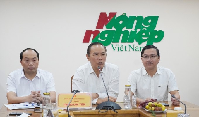 Deputy Minister of Agriculture and Rural Development Phung Duc Tien (middle) said that in the first 9 months of 2024, the agricultural sector had many advantages but also faced many difficulties. Photo: Hong Tham.