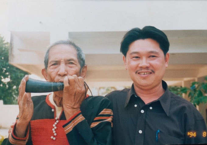 The elephant king of the Central Highlands, Dang Nang Long, next to the legend of the Central Highlands, A Ma Kong, in August 1994. Photo: Truong Nhat Vuong. 